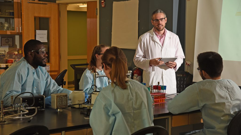 Microbiology Undergraduate Program faculty member Mike Taveirne leads a lab discussion in Thomas Hall.