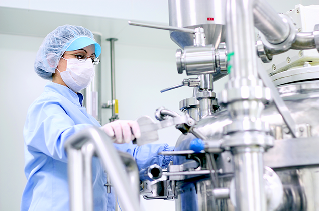 Image of researcher in lab (iStock).