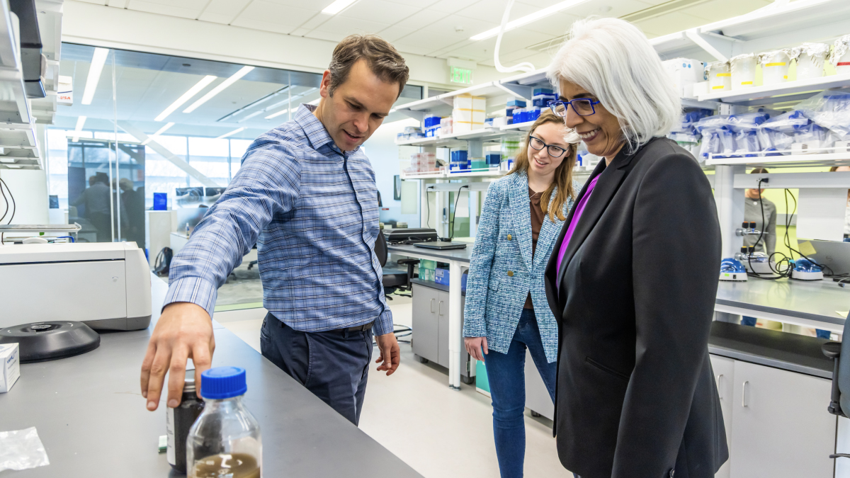 CCEE Associate Professor Doug Call, left, demonstrates research materials to Director of the White House Office of Science and Technology Policy Arati Prabhakar, right.