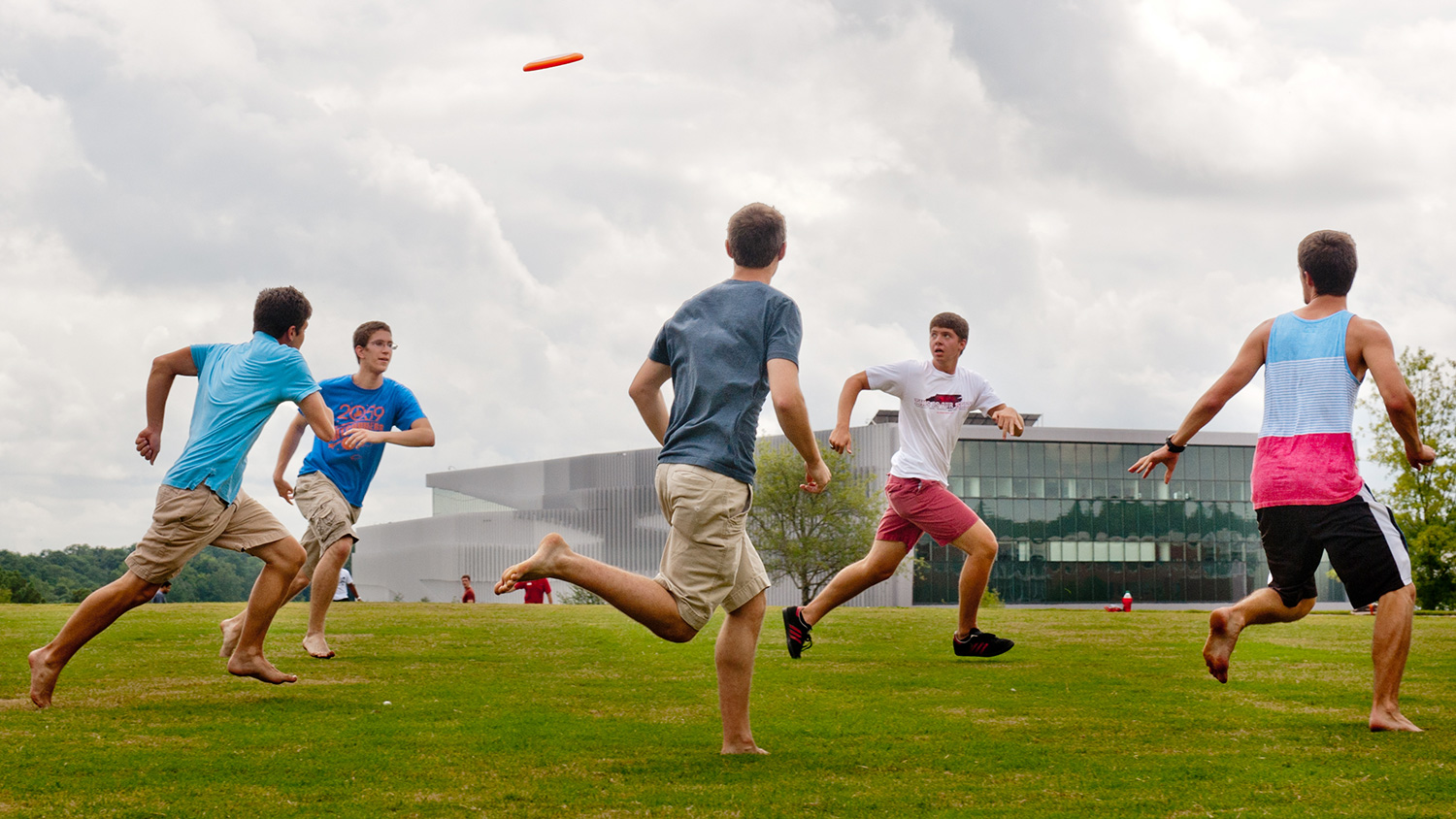 Students enjoy a frisbee game on the lawn in front of Hunt Library.
