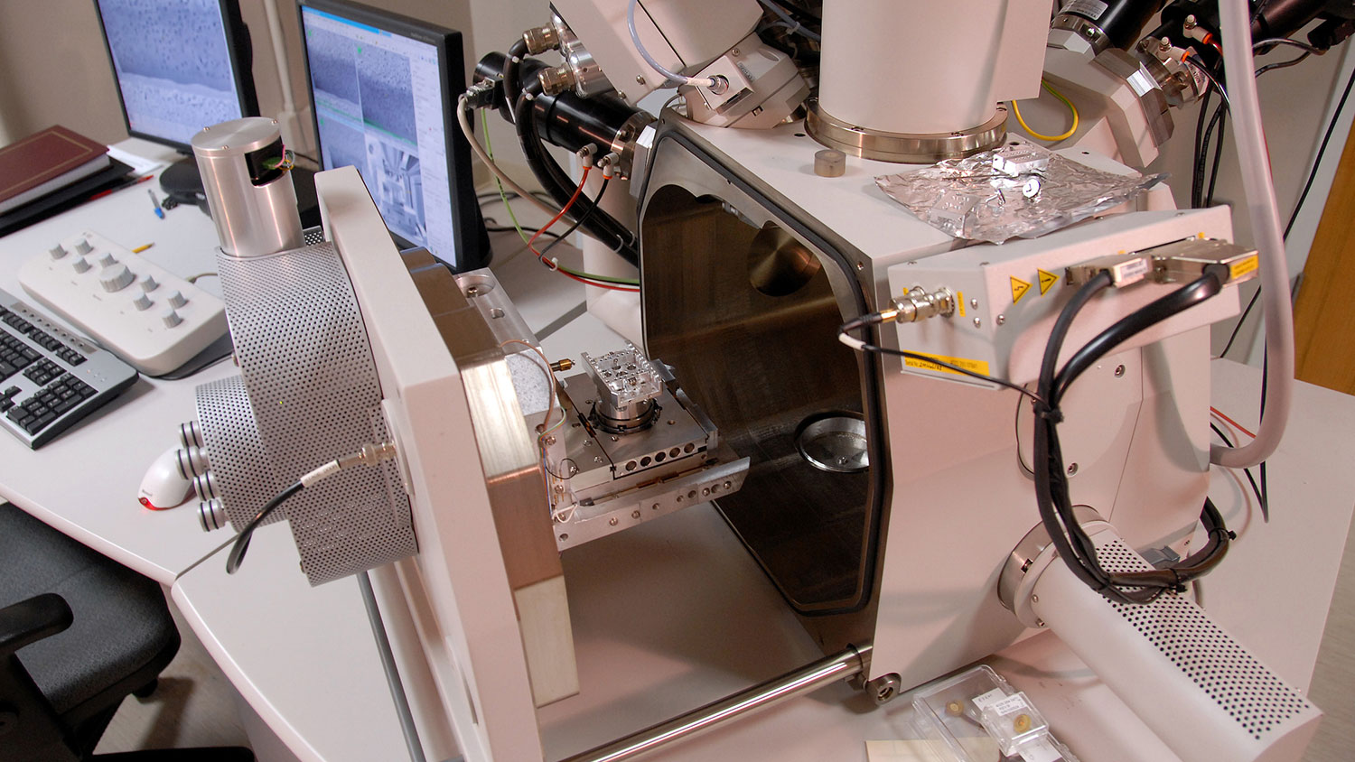 FEI Quanta 3D Dual Beam instrument in the Advanced Instrumentation Facility in Monteith Research building.